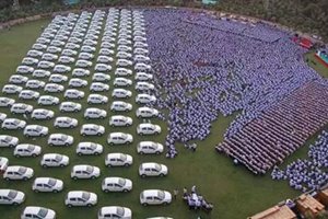 Surat bussinessman gifts car flats to employees, employees get cars flats as gifts, cars flats as diwali gifts, diwalo gifts cars and flats, cars and flats presented as diwali gifts