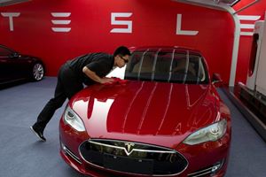 The products include solar-powered roof tiles that eliminate the need for traditional panels and longer-lasting batteries aimed at helping to realize Musk's vision of selling a fossil fuel free lifestyle to consumers. (Associated Press)