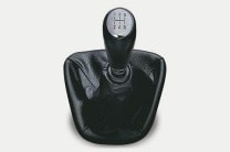  Gear lever placed on the centre console aids to driver's convenience 