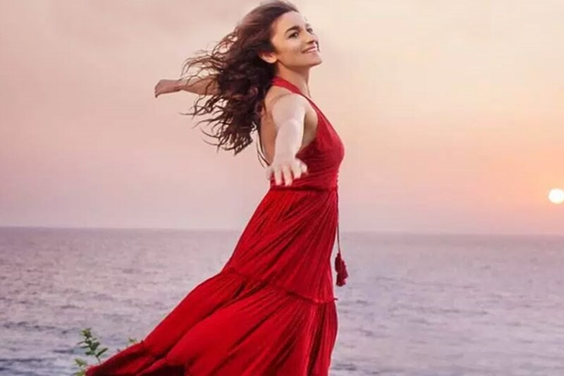 Dear Zindagi, Dear Zindagi Alia bhatt, dear zindagi alia, alia bhatt fashion, dear zindagi alia bhatt clothes, dear zindagi alia look, alia outfit dear zindagi, dear zindagi alia bhatt fashion, shahrukh khan, entertainment, bollywood, news, bollywood news, movies, bollywood updates