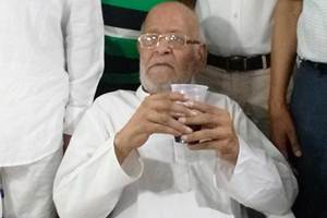 Mahatma Gandhi's grandson Kanubhai Gandhi today passed away at a private hospital here, where he was admitted about two weeks back following a heart attack. Mahatma Gandhi's grandson Kanubhai Gandhi today passed away at a private hospital here, where he was admitted about two weeks back following a heart attack.