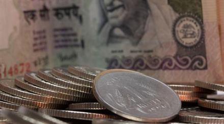 Rupee recovers 11 paise in early trade Rupee recovers 11 paise in early trade