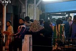 As PM Narendra Modi announces banning of Rs 500, Rs 1,000, people line up in petrol pumps, ATMs As PM Narendra Modi announces banning of Rs 500, Rs 1,000, people line up in petrol pumps, ATMs