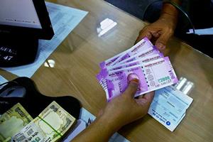 NRIs, with Indian currency notes living abroad had express their concern over the exchange of the old notes with newer ones. (AP)