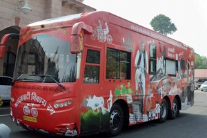 Akhilesh Yadav begins luxurious ‘Vikas Rath Yatra’: Was family feud a ...