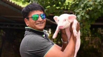 Ravi Babu had a cute piglet as company, who despite being noticed didn't made much of a fuss. (Twitter)