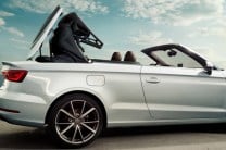  The electrically foldable fabric roof converts the sedan into a cabriolet within seconds 