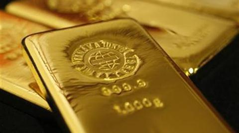 Earlier on Friday, the DRI officials had busted a Hawala racket and seized Rs. 1.34 crore in new Rs 2,000 denomination besides foreign currencies worth USD 7000 from a gang.(Reuters) Earlier on Friday, the DRI officials had busted a Hawala racket and seized Rs. 1.34 crore in new Rs 2,000 denomination besides foreign currencies worth USD 7000 from a gang.(Reuters)