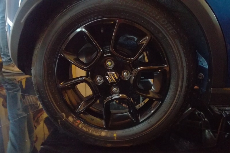 All versions of the Maruti Suzuki Ignis will come with 15-inch rim size and 175/55 section tyres. The top end variant will be offered with black alloy wheels. Incidentally, Maruti Suzuki Ignis will come with the same tyre and rim/alloy size unlike cars which are launched with a downsized tyre size in the lower trims.