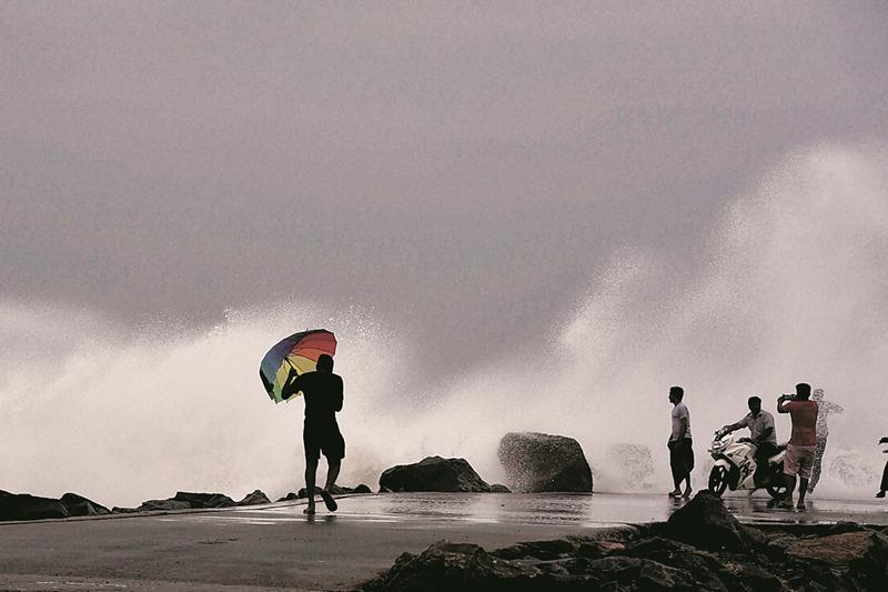 Vardah, andhra pradesh, tamil nadu, cyclone, strong cyclone, gallery cyclone, pictures cyclone, pictures of cyclone, cyclone in india