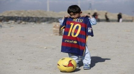 messi, messi meets fan, 6 year old fan meets messi, 6 year old afghani boy meets messi murtaza hamadi meets messi, messdi meets afghani boy