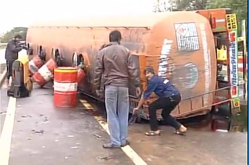 Vardah, andhra pradesh, tamil nadu, cyclone, strong cyclone, gallery cyclone, pictures cyclone, pictures of cyclone, cyclone in india