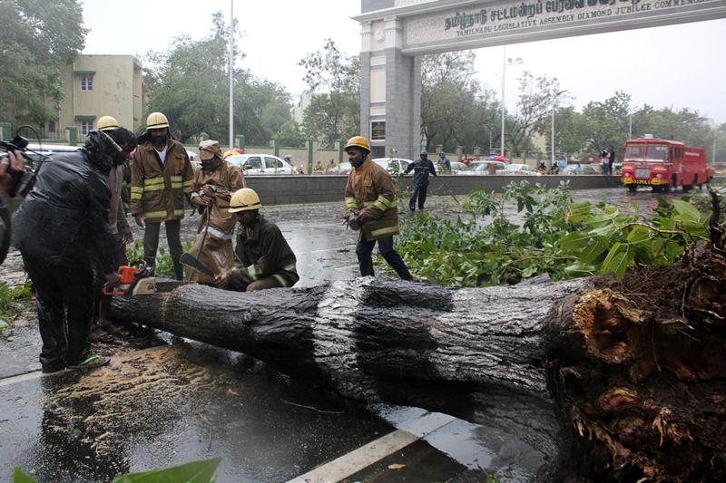 Vardah, andhra pradesh, tamil nadu, cyclone, strong cyclone, gallery cyclone, pictures cyclone, pictures of cyclone, cyclone in india