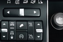  The Terrain Response System available in the Land Rover Discovery is easy to use and shifts according to the driver's need. 