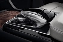  The infotainment system of the Mercedes-Benz GLE can be controlled through the touchpad system with voice recognition located on the central console. 