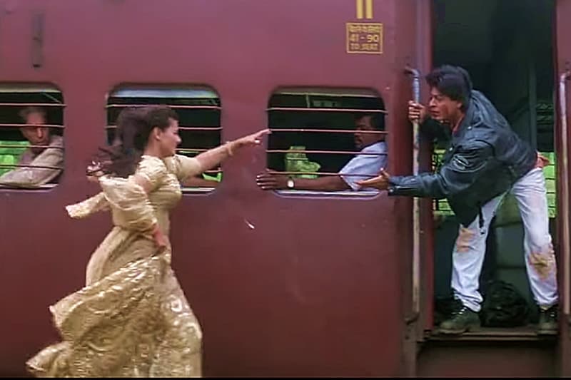 Shahrukh khan, shahrukh khan train, raees, raees train, sunny leone, raees kaabil, hrithik roshan, kareena kapoor, deepika padukone, kajol