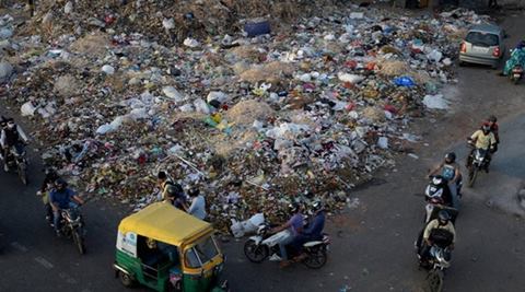 MCD sanitation workers dump muck on streets, go on strike MCD sanitation workers dump muck on streets, go on strike