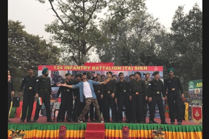 republic day, 26 january, shahrukh khan, alia bhatt, varun dhawan, humpty sharma, amitabh bachchan, nawazuddin siddiqui, raees, hrithik roshan, kaabil, abhishek bachchan, ajay devgn, republic day parade