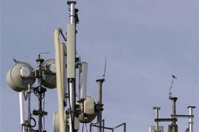 Over 53 per cent of the national long distance (NLD) calls are failing due to "inadequate" PoIs from Airtel, Jio has alleged. (Reuters)