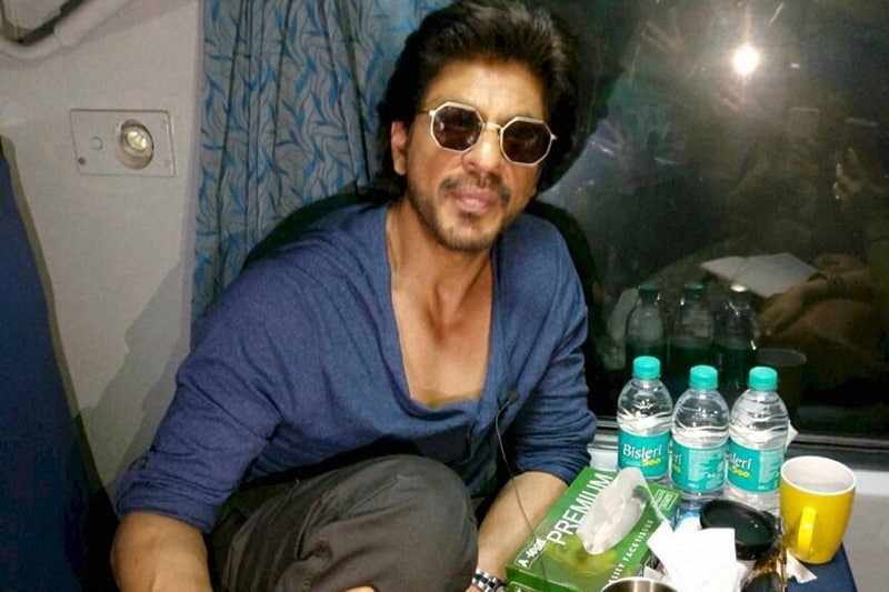 Shahrukh khan, shahrukh khan train, raees, raees train, sunny leone, raees kaabil, hrithik roshan, kareena kapoor, deepika padukone, kajol