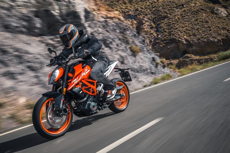 Design: The new Duke 390 features a major change when it comes to its design, and has inched closer to looking like its elder sibling, the 1290 Super Duke. A significant change comes from the split headlamp with LED DRLs (Daytime Running Lights) featuring a design similar to that seen on the Ducati Diavel. As far as KTM 200 Duke is concerned, it too has undergone a cosmetic surgery and definitely the naked streetfighter now appears more serious.