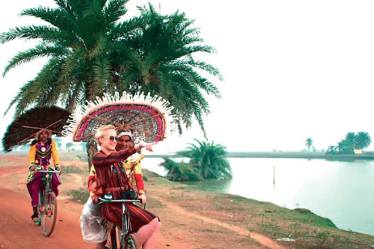 Through the course of her visit, she sees different facets of the state, eventually feeling at home. 
