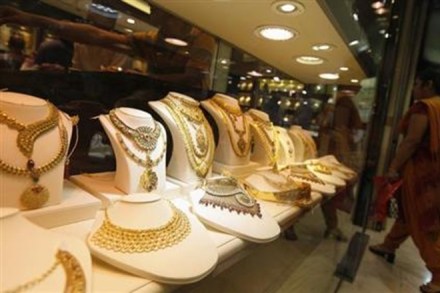 Gold extends gains, surges Rs 225 on wedding demand Gold extends gains, surges Rs 225 on wedding demand