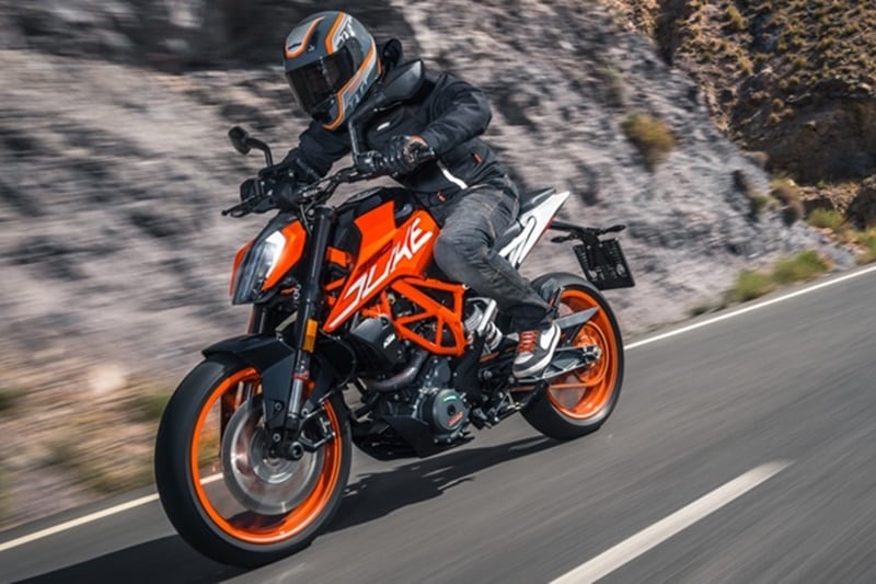 Features: The 2017 KTM 390 Duke comes with a coloured TFT instrument cluster with smartphone compatibility, which is a first in the segment. The motorcycle also features a new split headlamp with 20 LEDs and redesigned split seats. KTM has also increased the fuel tank capacity to 13.5 litres. The Dominar 400 is also the first motorcycle in India to have full LED mosaic head lamps with vertical AHO (Automatic Headlight On). It has a split reverse LCD display on the instrument cluster.