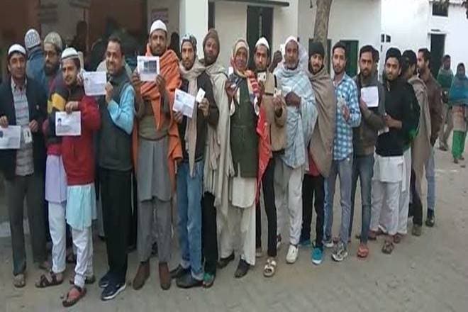 UP polls 2017: Queues grow longer in Noida UP polls 2017: Queues grow longer in Noida