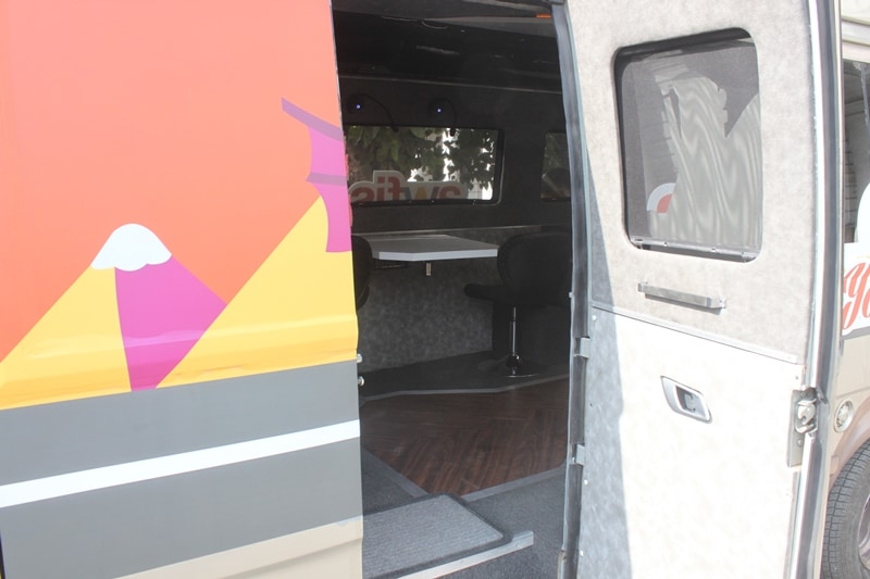 The entry into the mobile office was slightly cramped as the entry door remained unchanged. That said, inside the cabin of the Awfis Traveller, there are many facilities and space for eight people. These include a television, a conference area, a pantry, a washroom and all other necessary office amenties.
