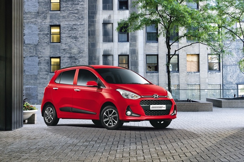 Hyundai has launched the new Grand i10 starts from Rs 4.58 lakh, ex-showroom Delhi. The 2017 Grand i10 is based on the Hyundai's 'Fluidic Sculpture 2.0' design philosophy. The highlight of the Grand i10 is the introduction of a new 1.2 litre U2 CRDi diesel engine that generates 73 hp of power at 4,000 rpm and 190.2 Nm of torque. The petrol engine is the same 1.2 litre Kappa unit that produces The 1.2 litre Kappa Dual VTVT unit generates 81 hp of power at 6,000 rpm and 113 Nm of torque at 4,000 rpm.