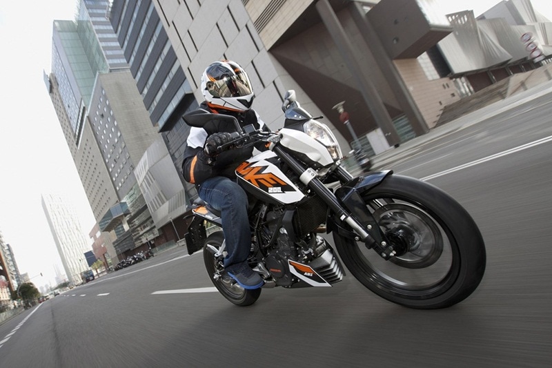 Engine: The 2017 KTM 200 Duke and the Bajaj Pulsar NS 200 are powered by the BS-IV compliant 199.5 cc, liquid-cooled, single-cylinder engine, while the Apache RTR 200 is powered by a 197.7 cc engine. Out of the three, the 200 Duke has the most power at 26 hp, while the NS 200 generates 21 hp and the TVS Apache 200 produces 18.05 hp. Torque on the KTM 200 Duke is also the highest with 19.2 Nm, followed closely by the Pulsar NS 200at 18.3 Nm and Apache 200 with 18.1 Nm. Another factor that aids in the performance of the 200 Duke is its weight. The Duke weights 129.5 kg (dry weight) which is lighter than the TVS Apache RTR 200 (148 kg) and the Bajaj Pulsar NS 200 (151 kg). The less weight on the 200 Duke is due to the use of a lightweight steel trellis frame. It is clear that the KTM 200 Duke is lighter and has the best power-to-weight ratio when compared to the other two motorcycles.