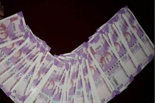 On Wednesday the Border Security Force (BSF) Farakka seized 100 Rs 2000 fake currency notes from Malda’s Baisnabnagar Indo-Bangla border area. (ANI) On Wednesday the Border Security Force (BSF) Farakka seized 100 Rs 2000 fake currency notes from Malda’s Baisnabnagar Indo-Bangla border area. (ANI)