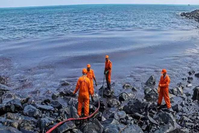 Thousands clean up spilt oil along Chennai coast