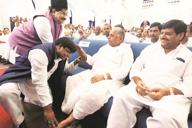 gayatri prajapati, uttar pradesh assembly elections 2017, uttar pradesh elections, up elections live, mulayam singh yadav, samajwadi party, who is gayatri prajapati