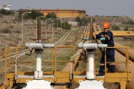 Oil edges up, but US drilling drags on prices