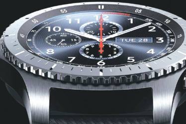 The new Gear S3 Frontier, though a bulkier version, comes with IP68 rating for water and dust resistance. This is good news, but that doesn’t mean you can take this for a swim just yet.