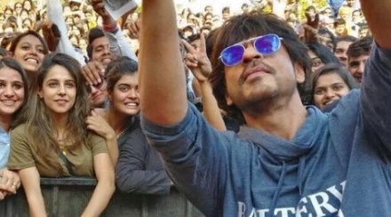 Shahrukh khan, raees, raees promotion, pune raees, shahrukh khan selfie pune girl, shahrukh khan mystery girl, shahrukh khan raees, shahrukh khan saima hussain, raees box office collections, raees songs, raees news, nawazuddin siddiqui, mahira khan