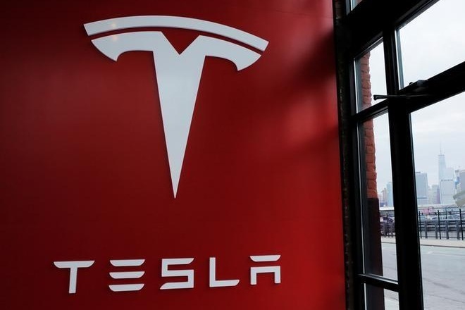 Tesla down ahead of first quarterly report to include SolarCity Tesla down ahead of first quarterly report to include SolarCity