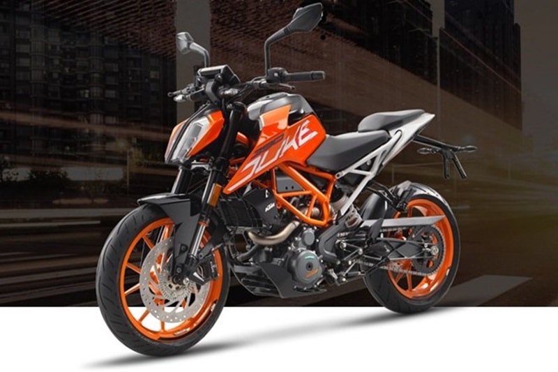 KTM Duke 390: Priced at Rs 2.25 lakh, the 2017 Duke 390 was launched on 24th February with an updated engine. It comes with BS IV compliant 373.2 cc single-cylinder, 4-stroke engine that produces 43.5 hp of power and 37 Nm of torque, and is paired to a 6-speed transmission with slipper clutch and Ride-By-Wire technology.