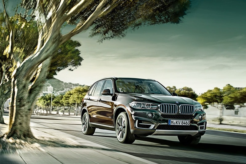 BMW X5 – 650 litres: Similar to the Land Rover Range Rover, the BMW X5 has a split tailgate that makes loading and unloading easier. The standard boot space is 650 litres, however the rear bench when folded flat creates 1,870 litre of space. Well, there is plenty of bay for carrying things.