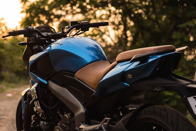 Men at Knight Auto Customizer in Chennai had a go at the Dominar 400, and it recieved cosmetic surgery worth the time and money. The stock paintjob was replaced by a gloss metallic blue, seat was given a makeover with new leather, the headlamp was covered in gloss carbon fibre finish, the brake calipers were painted red and the LED tail lamps were blacked out too (Image: Facebook/knightautocustomizer)