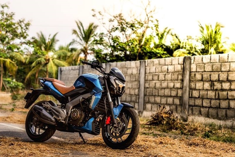 Bajaj Dominar 400 has been marketed as a powerful cruiser by the brand ever since its launch in December 2016, and these modifications have brought out the most of such a designation for the motorcycle. The electric colour, leather seat upholstery, the bright red disc caliper have brought the bike out of its dark image, that the brand created, and into a seriously good-looking motorcycle (Image: Facebook/knightautocustomizer)