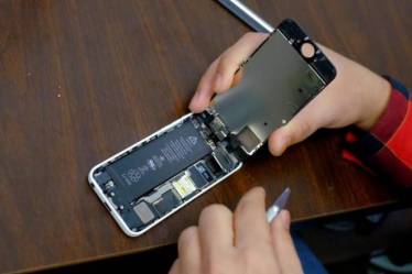 The store shall serve as the unified centre offering technical support and phone correction for all the mobile handsets at once. (Reuters)
