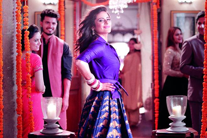 The commercial shows a group of young girls buying their first saris from Snapdeal for the Traditional Day in their college. The commercial shows a group of young girls buying their first saris from Snapdeal for the Traditional Day in their college.