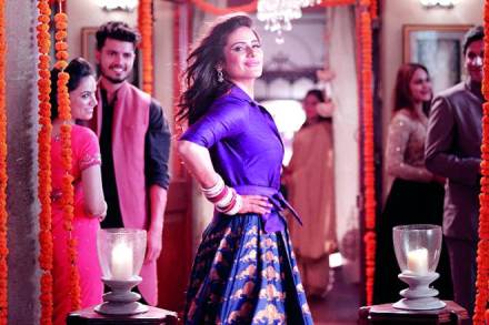 The commercial shows a group of young girls buying their first saris from Snapdeal for the Traditional Day in their college. The commercial shows a group of young girls buying their first saris from Snapdeal for the Traditional Day in their college.