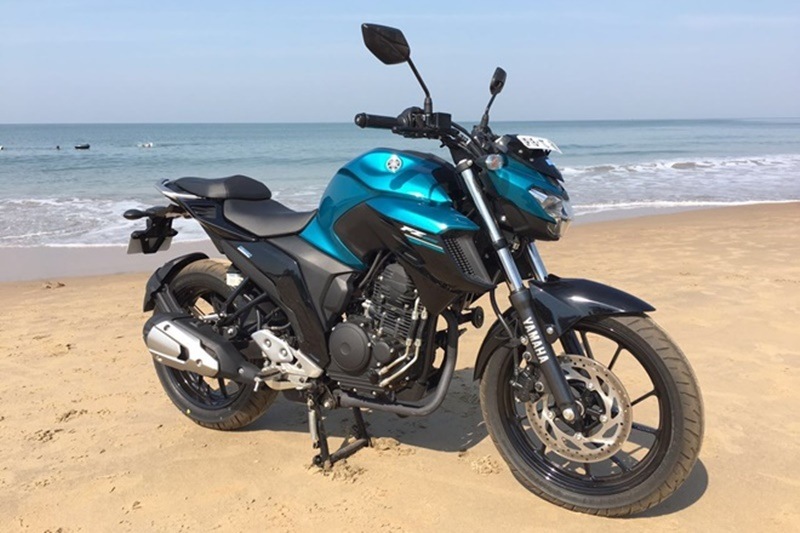 Yamaha FZ25: The latest offering from Yamaha, the FZ25 was pitted to be a game changer for the Japanese brand's standing in India. It comes with BS IV compliant 249cc air-cooled, four-stroke engine that makes 20.6 bhp and 20 Nm of torque. The motorcycle isn't all that heavy either at 148 kg of kerb weight.