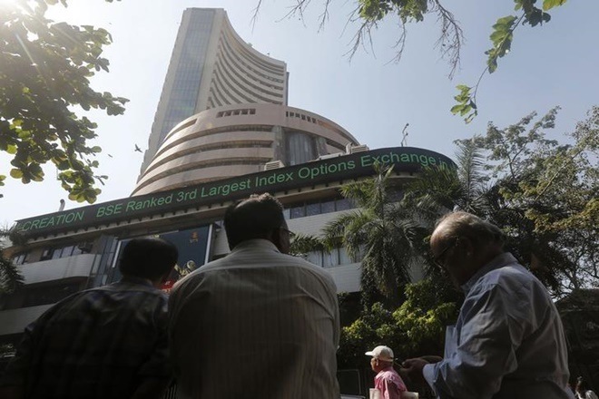 People watch a large screen displaying India's benchmark share index on the facade of the Bombay Stock Exchange (BSE) building in Mumbai, India, January 20, 2016. REUTERS/Shailesh Andrade/Files