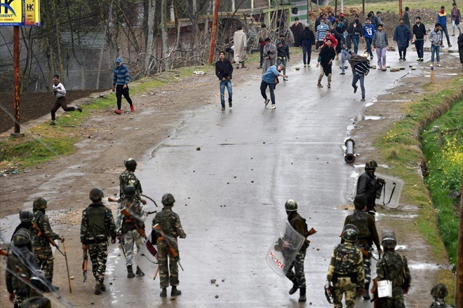 jawan kicked, crpf jawan kicked, kashmiri youth kicks indian jawan, indian jawan kicked by kashmiri man, indian jawan restrained
