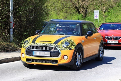 2018 MINI Cooper S facelift spotted testing, likely to launch in India next year